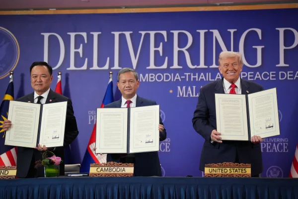 Imagem colorida mostra Donald Trump e os premiês da Tailândia e Camboja - Metrópoles