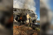 Ônibus interestadual pega fogo e deixa rodovia interditada em MG Ônibus interestadual pega fogo e deixa rodovia interditada em MG