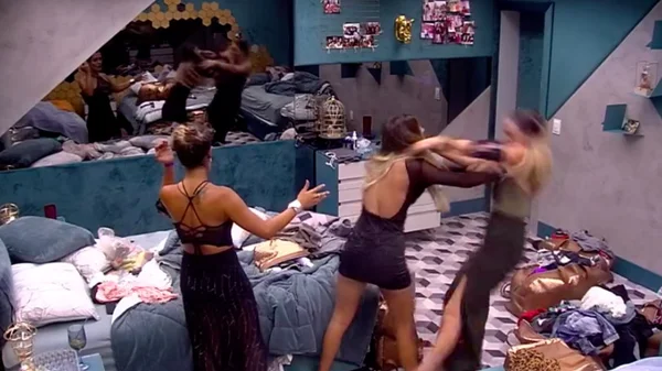 Durante briga, Hariany empurra Paula no chão: “Eu posso ser expulsa”