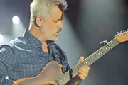 Victor Chaves é clicado durante show