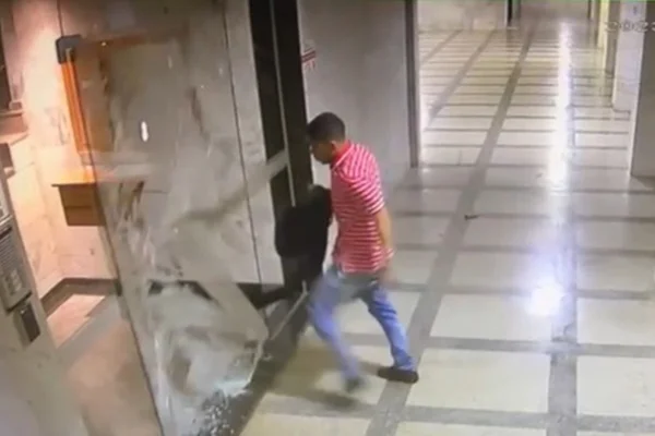 Imagem colorida mostra homem invadindo portaria