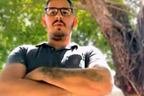 Imagem colorida de Anderson, filho do comandante do cargueiro que naufragou a caminho de Noronha - Metrópoles