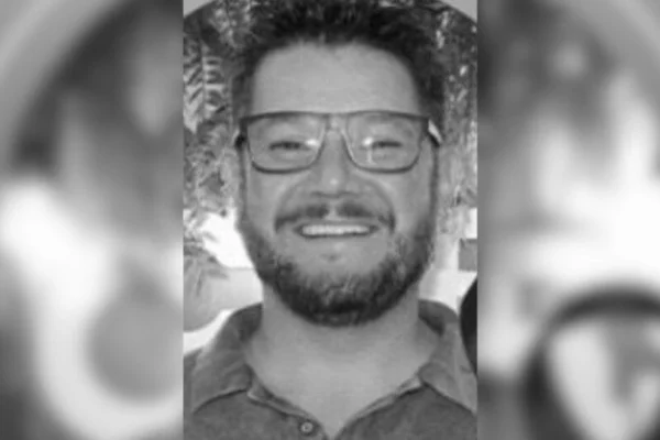 Foto preto e branco de trabalhador que morreu após cair de 12 metros durante manutenção de rede elétrica em Santa Catarina