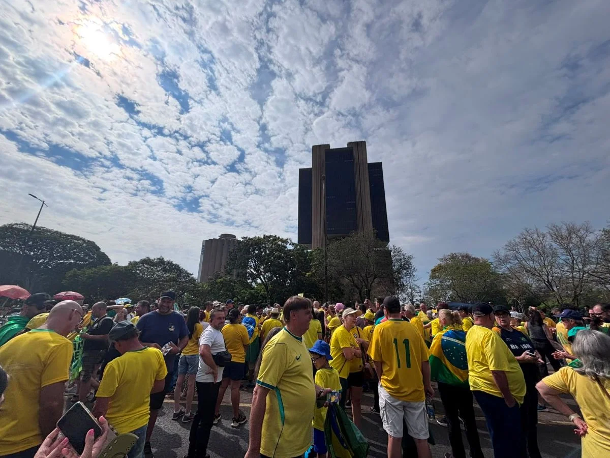 Cerca de 200 pessoas se reuniram no ato, entre elas o sósia de Bolsonaro Cerca de 200 pessoas se reuniram no ato, entre elas o sósia de Bolsonaro