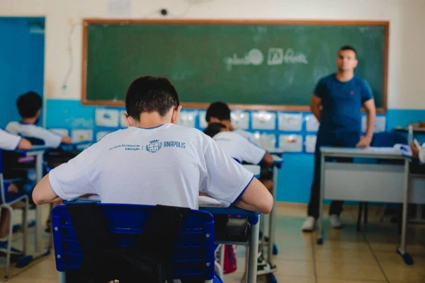 imagem colorida aluno rede municipal de educação anapolis