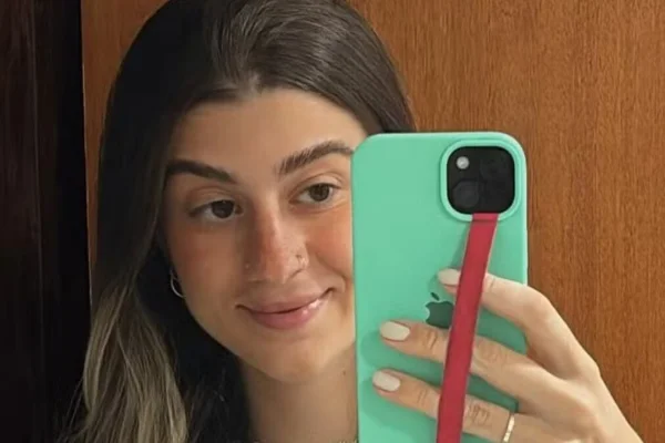 Foto colorida de jovem Brunna Ribeiro, estagiária da TV Record, morta em acidente de carro em BH