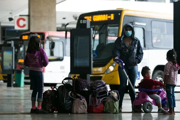 Pessoas na rodoviária
