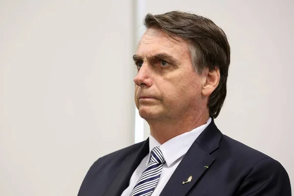 Bolsonaro desmente jornalista que anunciou queda de Vélez: “Fake news”