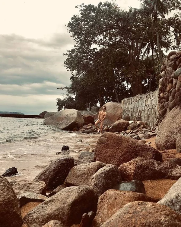“Não sou vulgar”, diz Theodoro Cochrane após foto pelado na praia - destaque galeria “Não sou vulgar”, diz Theodoro Cochrane após foto pelado na praia - destaque galeria