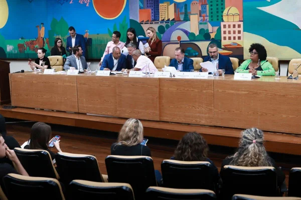 Imagem colorida mostra reunião na Câmara dos Vereadores que decidiu orçamento. Metrópoles