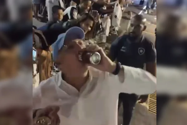 Textor ganha lata de cerveja de torcedor em Brasília e vira num gole
