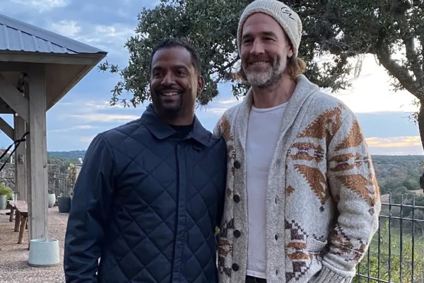 Alfonso Ribeiro, ator de Um Maluco no Pedaço, mostra última foto com James Van Der Beek - Metrópoles
