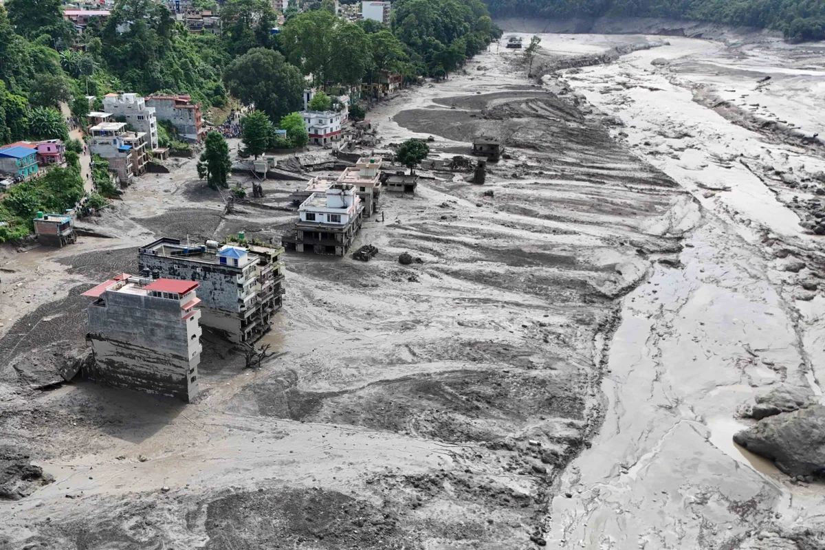 A inundação repentina atingiu comunidades ao longo dos rios Bhote Koshi e Trishuli, destruindo casas, estradas e pontes e deixando um rastro de devastação A inundação repentina atingiu comunidades ao longo dos rios Bhote Koshi e Trishuli, destruindo casas, estradas e pontes e deixando um rastro de devastação