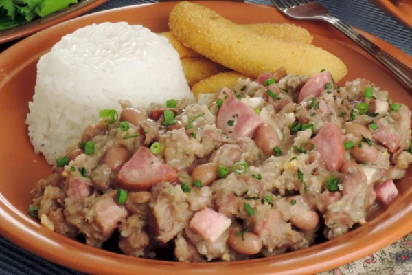 Um prato tradicional de feijão tropeiro com arroz e banana frita