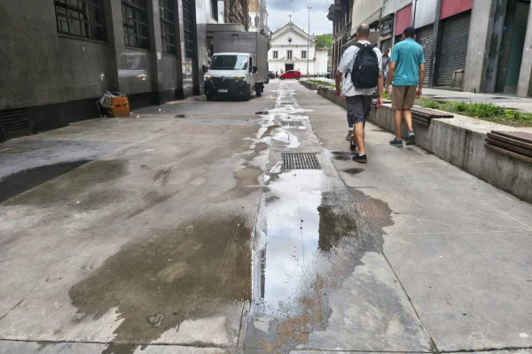 Calçadão de R$ 126 milhões em SP tem poças, rachaduras e concreto destruído - destaque galeria Calçadão de R$ 126 milhões em SP tem poças, rachaduras e concreto destruído - destaque galeria