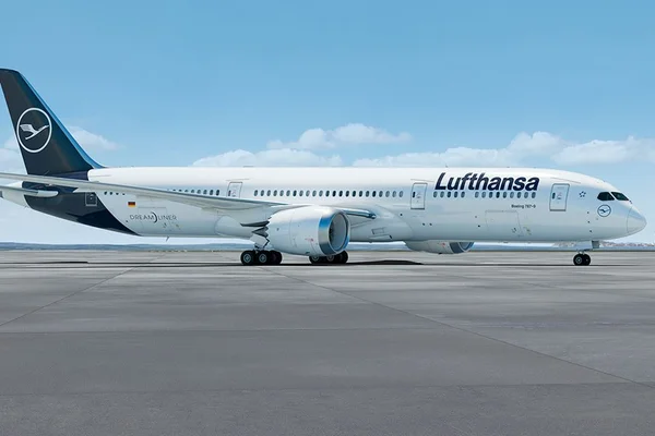 Foto colorida de um avião de modelo Boeing 787 da Lufthansa - Metrópoles