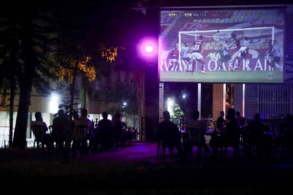 Na primeira noite do decreto de fechamento às 23h, bares do DF descumprem medida