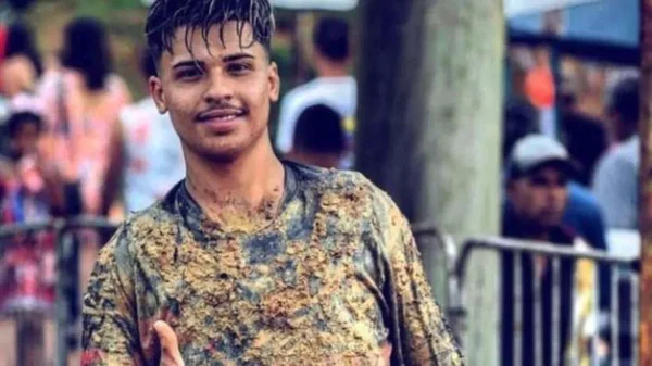 foto colorida de jovem de 18 anos