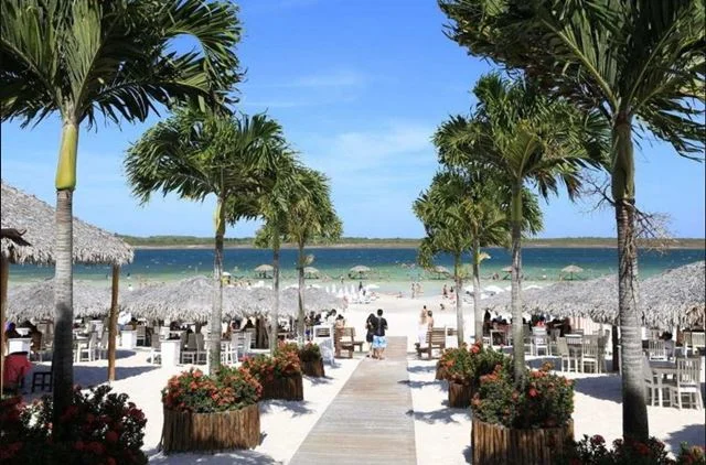 Localizada em Jericoacoara, no Ceará, a Lagoa do Paraíso é uma das mais lindas da região. As redes inseridas e a água azulzinha e calma tornam o ambiente propício para um descanso excepcional. Aliás, por falar em paraíso, a praia faz jus ao nome. Com paisagem de tirar o fôlego, a Lagoa do Paraíso é destino ideal para quem relaxar Localizada em Jericoacoara, no Ceará, a Lagoa do Paraíso é uma das mais lindas da região. As redes inseridas e a água azulzinha e calma tornam o ambiente propício para um descanso excepcional. Aliás, por falar em paraíso, a praia faz jus ao nome. Com paisagem de tirar o fôlego, a Lagoa do Paraíso é destino ideal para quem relaxar