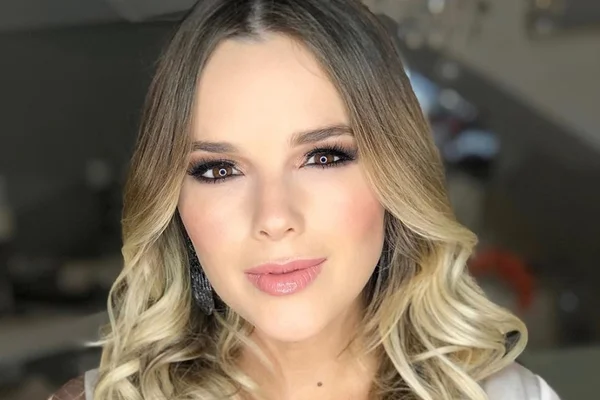Marido de Thaeme mostra foto da cantora amamentando Liz