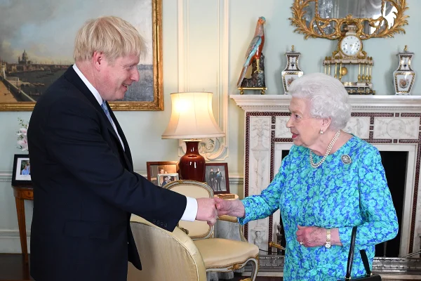 Rainha Elizabeth e Boris Johnson - Metrópoles