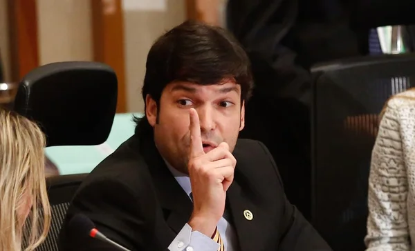 PCDF investiga Robério por assinatura em folha de ponto durante viagem