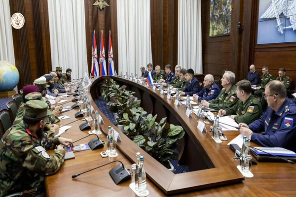 Imagem colorida mostra reunião entre membros do Talibã e do governo da Rússia - Metrópoles