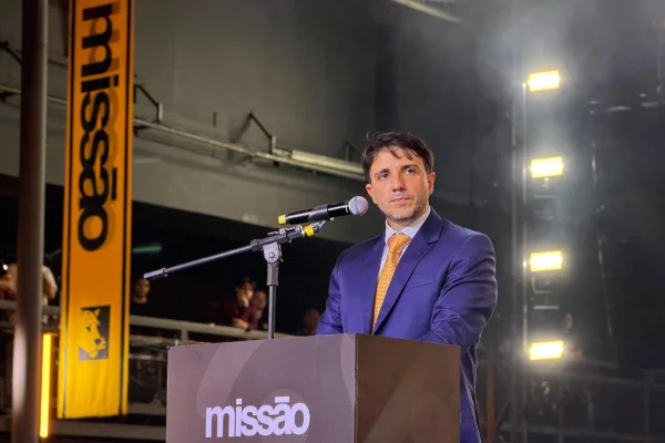 Com ataques a Lula e Flávio, Missão oficializa Renan Santos - destaque galeria