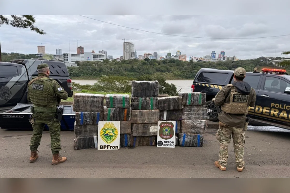 PF apreende barco com 772 kg de maconha na fronteira com o Paraguai - imagem 2 PF apreende barco com 772 kg de maconha na fronteira com o Paraguai - imagem 2