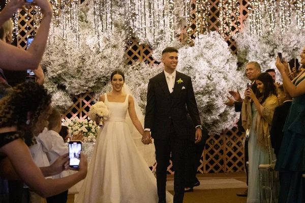 Alessandra e Lucas Fernandes trocam alianças em celebração emocionante