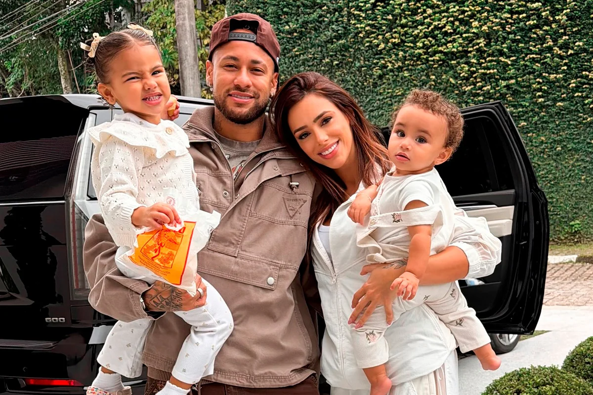 Bruna Biancardi, Neymar Jr. e as duas filhas do casal Bruna Biancardi, Neymar Jr. e as duas filhas do casal