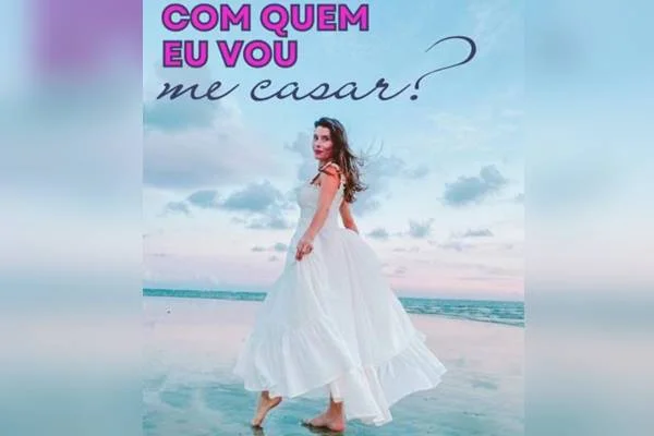 Mulher com vestido branco em praia