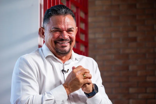 Deputado de centro-direita diz que beijaria Lula por aumento de PMs