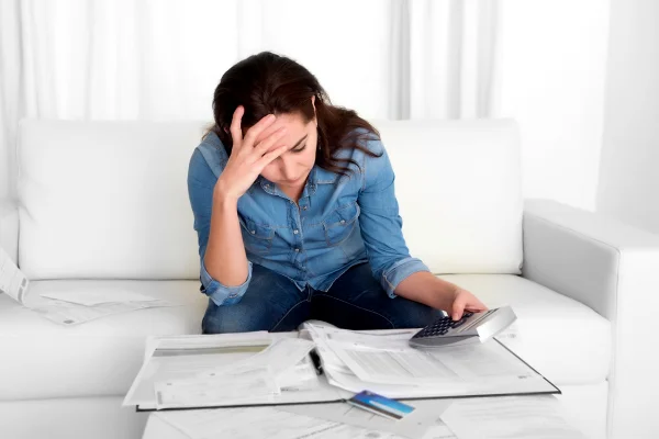Foto colorida de mulher se estressando com as contas - Ansiedade financeira: o que é, sintomas e como lidar com a condição - Metrópoles