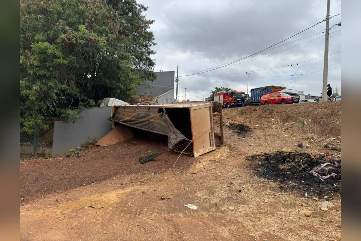 O motorista da carreta percebeu que o veículo havia perdido os freios enquanto descia o Anel Rodoviário O motorista da carreta percebeu que o veículo havia perdido os freios enquanto descia o Anel Rodoviário
