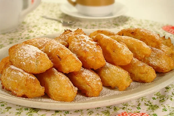 Baratinho e delícia: receita de bolinhos de arroz com banana e canela
