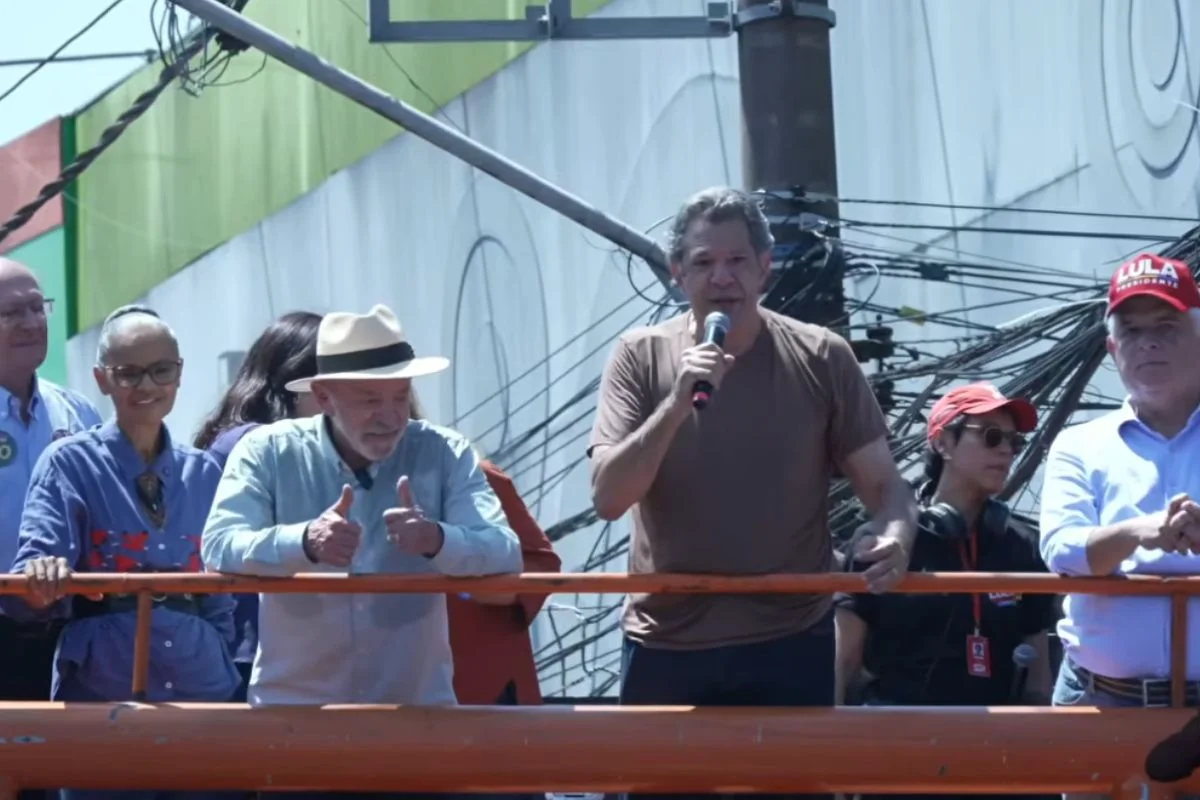 Fernando Haddad (PT) em ato com o Presidente Lula em São Miguel Paulista, na zona leste de São Paulo, neste sábado (26/9) Fernando Haddad (PT) em ato com o Presidente Lula em São Miguel Paulista, na zona leste de São Paulo, neste sábado (26/9)
