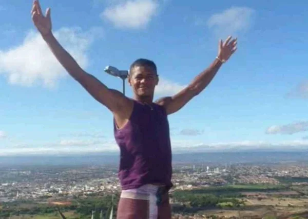 orge Carlos de Araújo era homossexual e foi assassinado a facadas e pauladas no Benedito Bentes, em Maceió