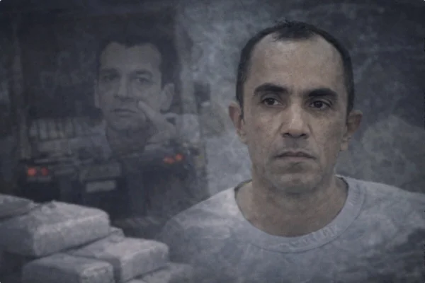 Arte gráfica em que homem branco, do lado direito, olha par ao lado oposto, em cujo undo há outro homem branco, com um dedo sobre a bohecha - Metrópoles