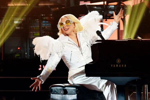 Foto colorida de mulher tocando piano - Metrópoles