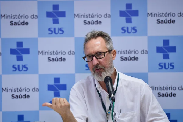 País tem quatro registros de microcefalia por hora. Férias podem ampliar surto de zika