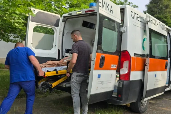 Imagem colorida de ambulância resgatando pessoas