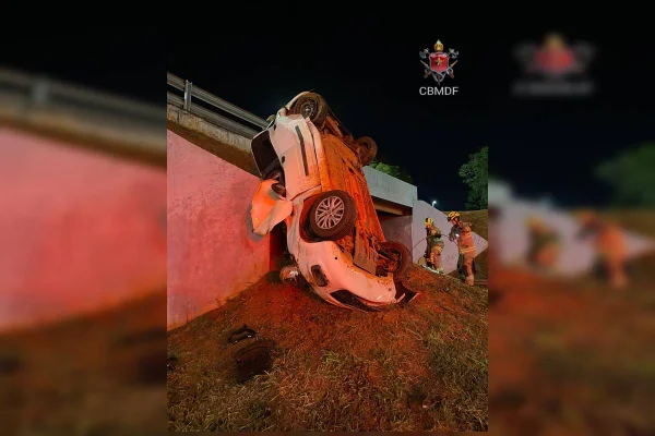 Motorista fica ferido após carro capotar em viaduto na L4 Sul