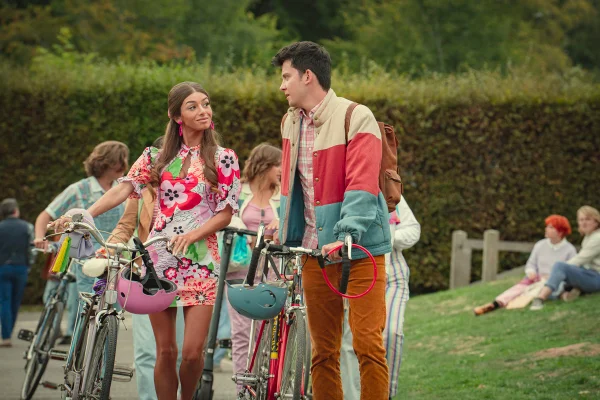 Foto colorida. Imagem mostra dois adolescentes, um homem e uma mulher , ambos branoos segurando a bicicleta e conversando - Metrópoles