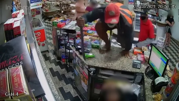 Vídeo: com facão, homem rende funcionário e rouba padaria no DF