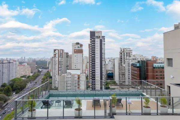 Imagem em cores da vista aérea da cobertura de um prédio na região da Vila Mariana, na zona sul de São Paulo