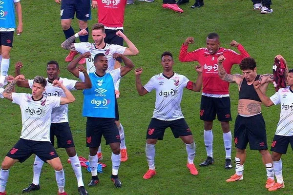 Rir para não chorar: eliminações de Fla, Galo e Verdão rendem memes