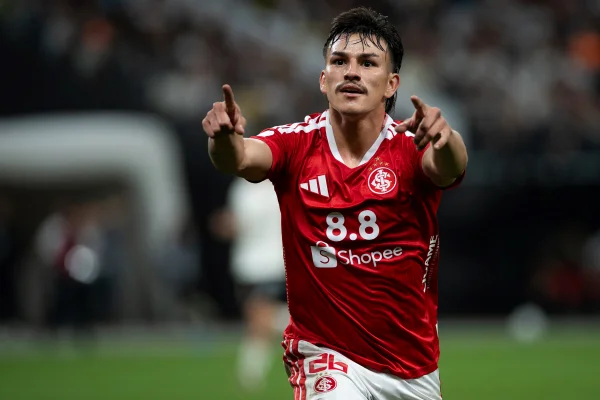 Internacional perde para o Corinthians, mas avança na Copa do Brasil