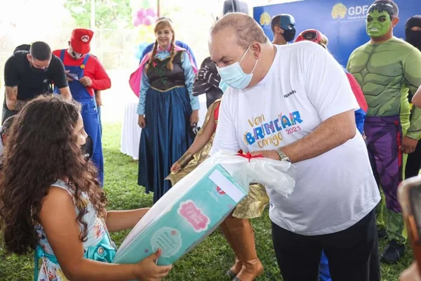 Ibaneis entrega brinquedos no Dia das Crianças