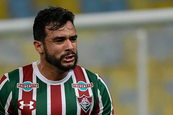 Antes de assinar com Palmeiras, Dourado e Vitor Hugo fazem exames